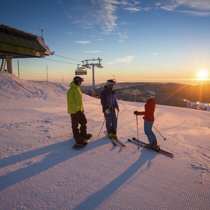 Wintersportler am Berg bei Sonnenuntergang